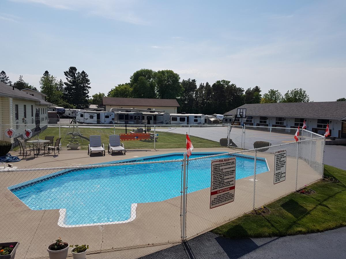 Fox Motor Inn Greater Napanee Ngoại thất bức ảnh