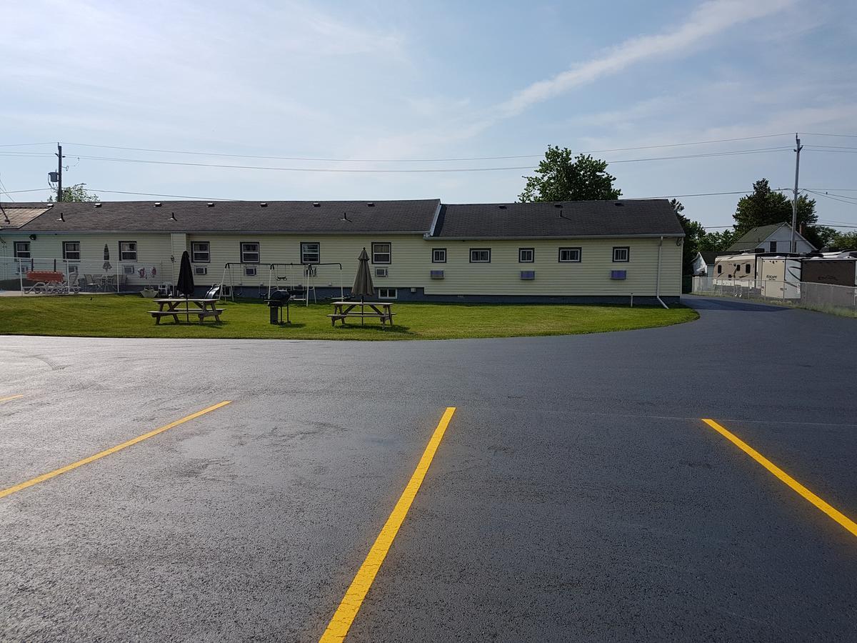 Fox Motor Inn Greater Napanee Ngoại thất bức ảnh